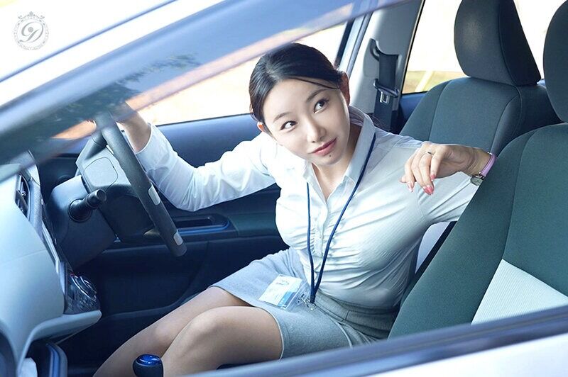 三葉ちはる 中出し 地方に配属になった僕は、いつも、先輩と車出勤をしています。