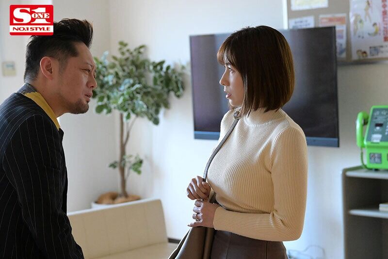 奥田咲 巨乳 がすぐにハミ出る制服で働かされた貧困妻の裏バイト