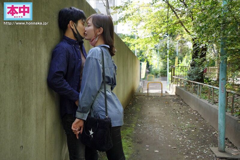 美谷朱音 デート ちんちんおっきしたらホテル行きだよ 彼女が在宅中、昔の好きだった先輩に誘われて密着囁き野外デートで勃起