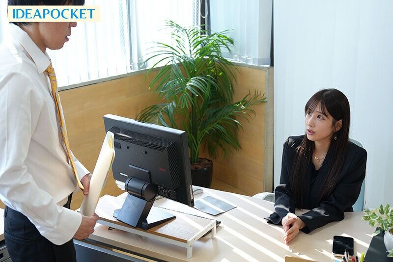 三澄寧々 キス・接吻 出張先が記録的豪雨で高嶺の花の女社長と相部屋に…大人の色気と官能的美ボディにフル勃起した童貞の僕を