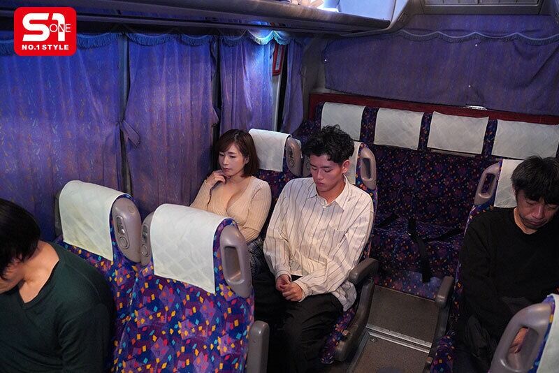 奥田咲 お姉さん 【本当に存在した夜行バス痴女】隣り合わせた謎の美女に消灯から目的地到着まで…一晩中ち◯ぽ汁を絞り尽くさ