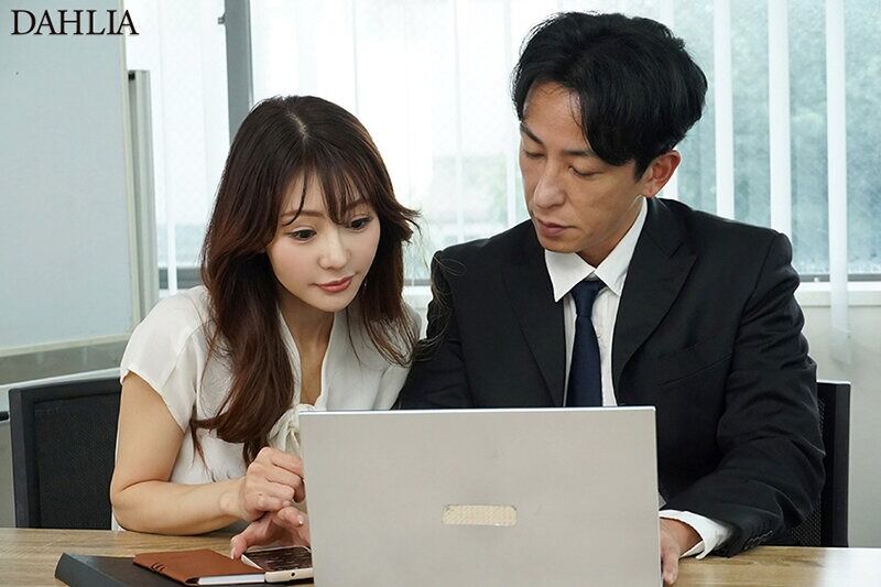 小沢菜穂 熟女 出張先で長年一緒に働く女子社員と相部屋。「お前だけとは無いわ…」と冗談を言い合っていた関係なのにセックス