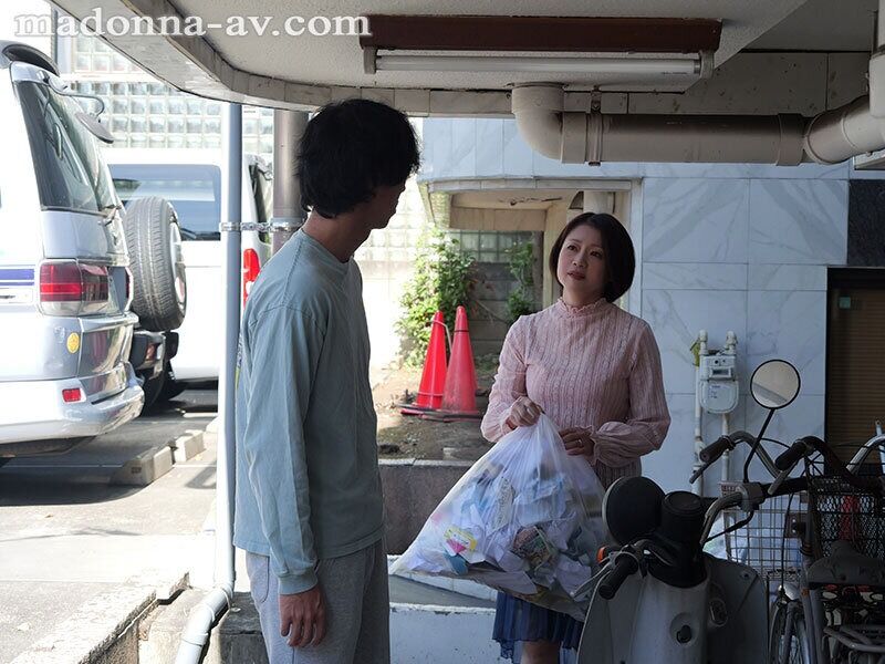 友田真希 熟女 口辱いつも文句を言ってくる隣の口うるさい主婦を毎回チ〇ポで黙らせる口封じイラマレ〇プ