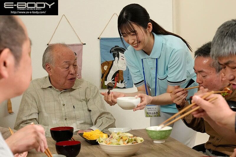 柏木ふみか 淫乱・ハード系 優しくて断れない人妻介護士は 真っ白な女体を高齢者に貪られ… 濃厚こってり計16P乱交