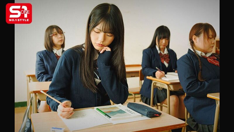 浅野こころ 女子校生 憧れだった担任教師に盗撮されても黙認しているわたし。自己肯定感の低いひとりぼっちJ◯はド変態教師す