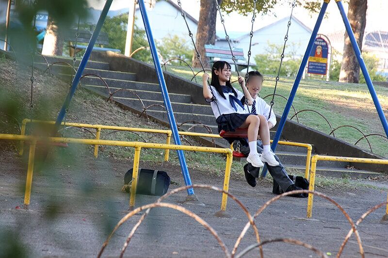潮吹き ‘絶対に感じてはいけない状況で…’未成熟な膣内を大きな指でドリルのようにかき回され強◯開発されたチビっこひよこ女