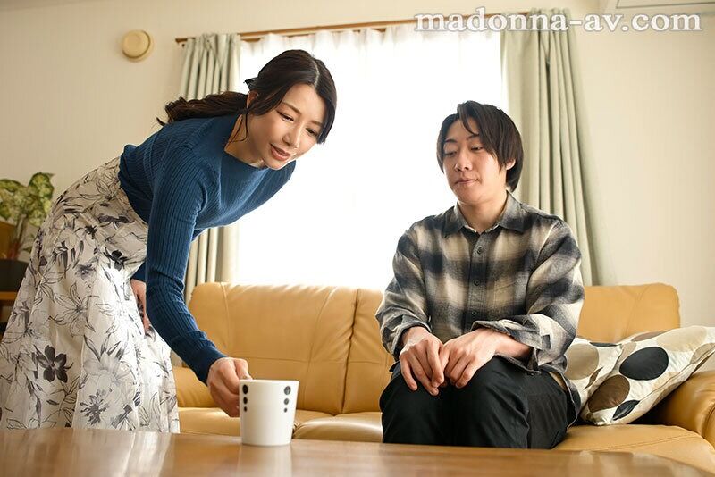 加藤あやの 熟女 「…先っぽだけ舐めてあげてもいいから、元気出して？」 剥けてない童貞チ◯ポを見かねた彼女の母が、亀頭だ