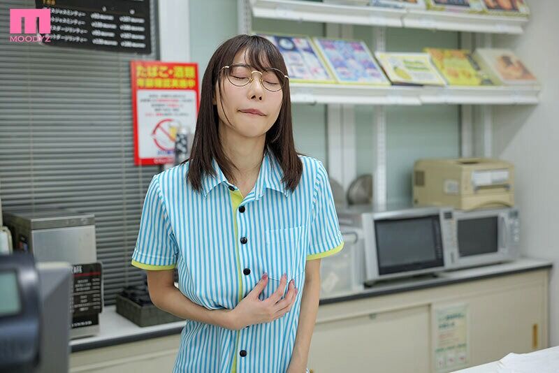 篠真有 顔射 視姦に興奮する地味メガネJカップのコンビニ深夜バイト羞恥ノーブラ勤務チャレンジ
