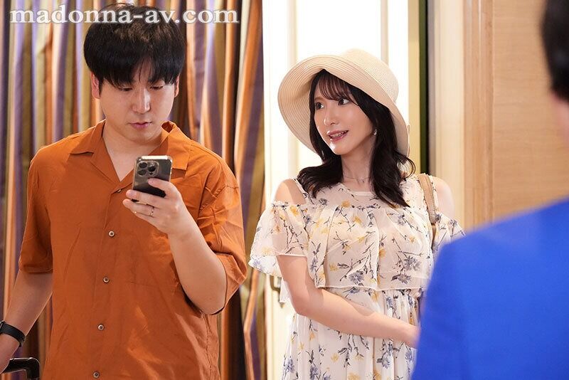 新妻ゆうか 巨乳 リゾートプールNTR 専属イイ女×大人のビキニ…背徳感と開放感が交錯するNTRドラマ―。