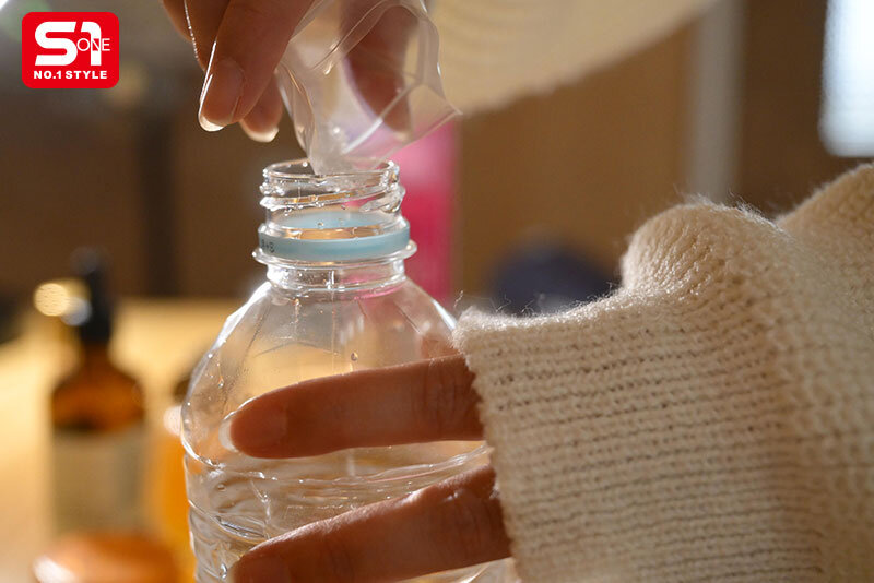 金松季歩、媚薬で飛ぶ 毎日こっそり媚薬漬けにした10日後のガンギマリビッチ 1