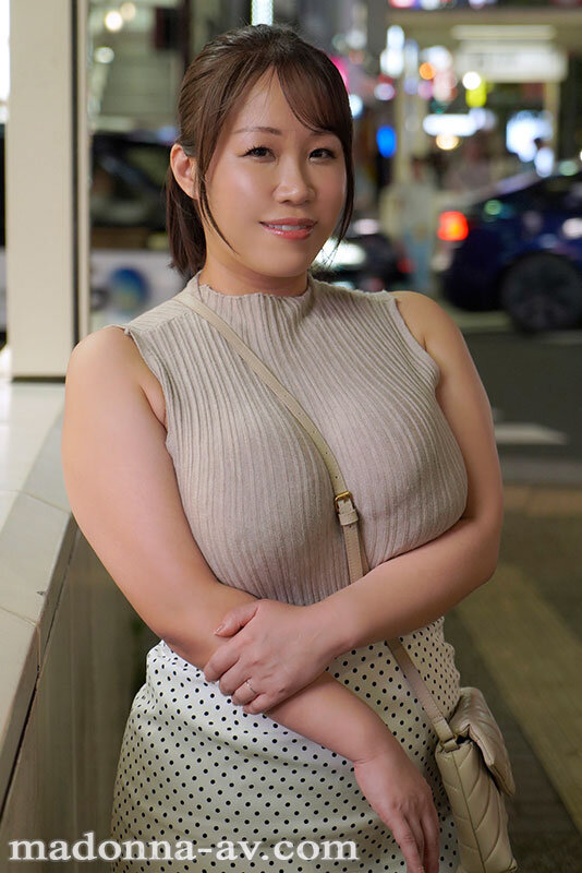 これぞ爆乳、これぞ名器―。 どんな男も3分でイキ果ててしまうLカップ人妻 豊田怜花 43歳 AV DEBUT 1