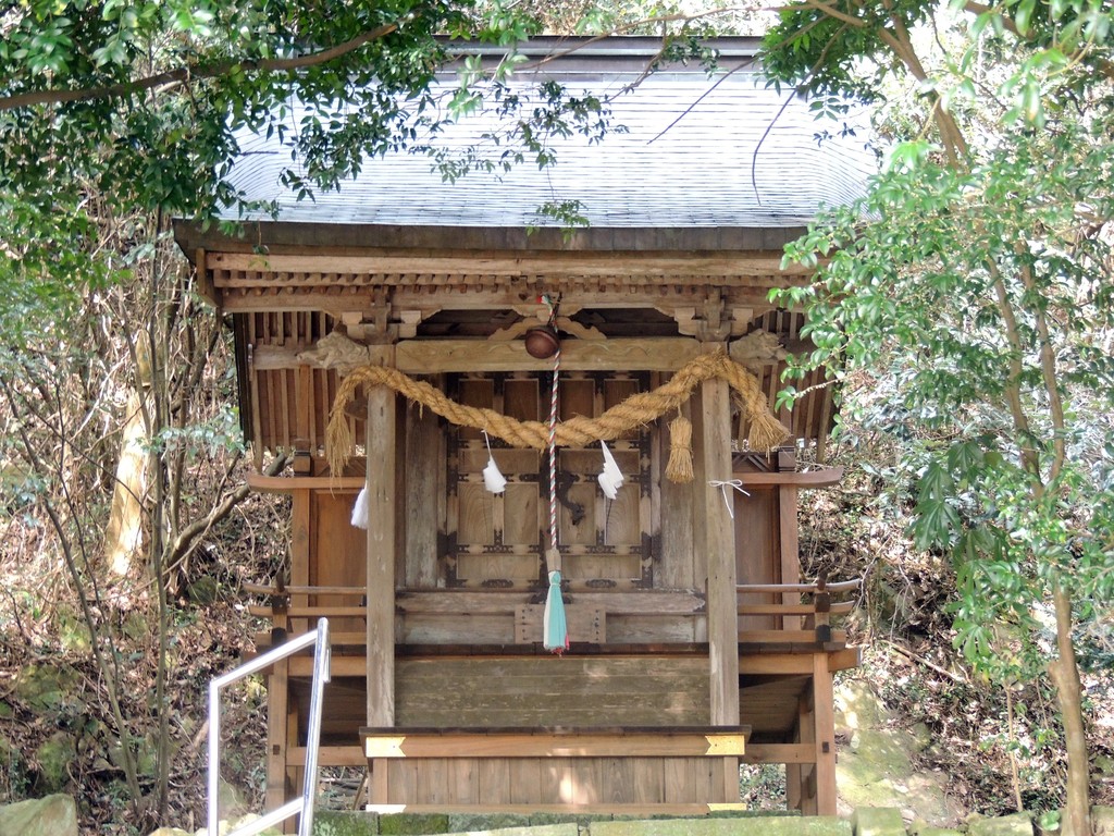 染羽天石勝神社内の大元神社の石段と本殿の 手挟み 益田市染羽町 益田市の歴史 風景体験レビュー