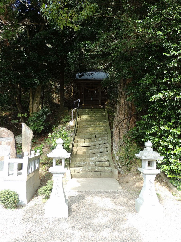 染羽天石勝神社内の大元神社の石段と本殿の 手挟み 益田市染羽町 益田市の歴史 風景体験レビュー