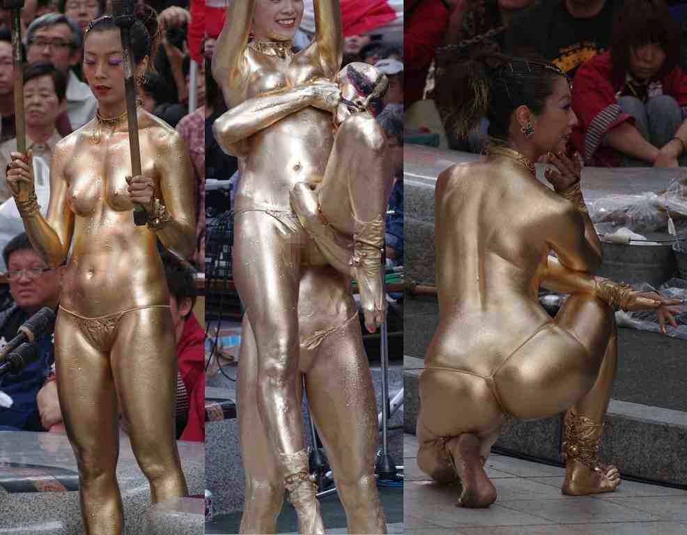 エロ　金粉ショーサンバ ポロリ 大須大道町人祭2005でトップレス姿で金粉ショーを行う舞踏集団 ...