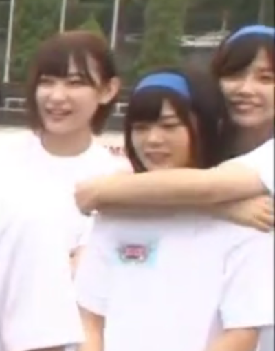欅坂46 尾関梨香に背後から抱きつく渡邉理佐を発見 その他にも色んなメンバーに甘える理佐wwww 櫻坂46まとめもり
