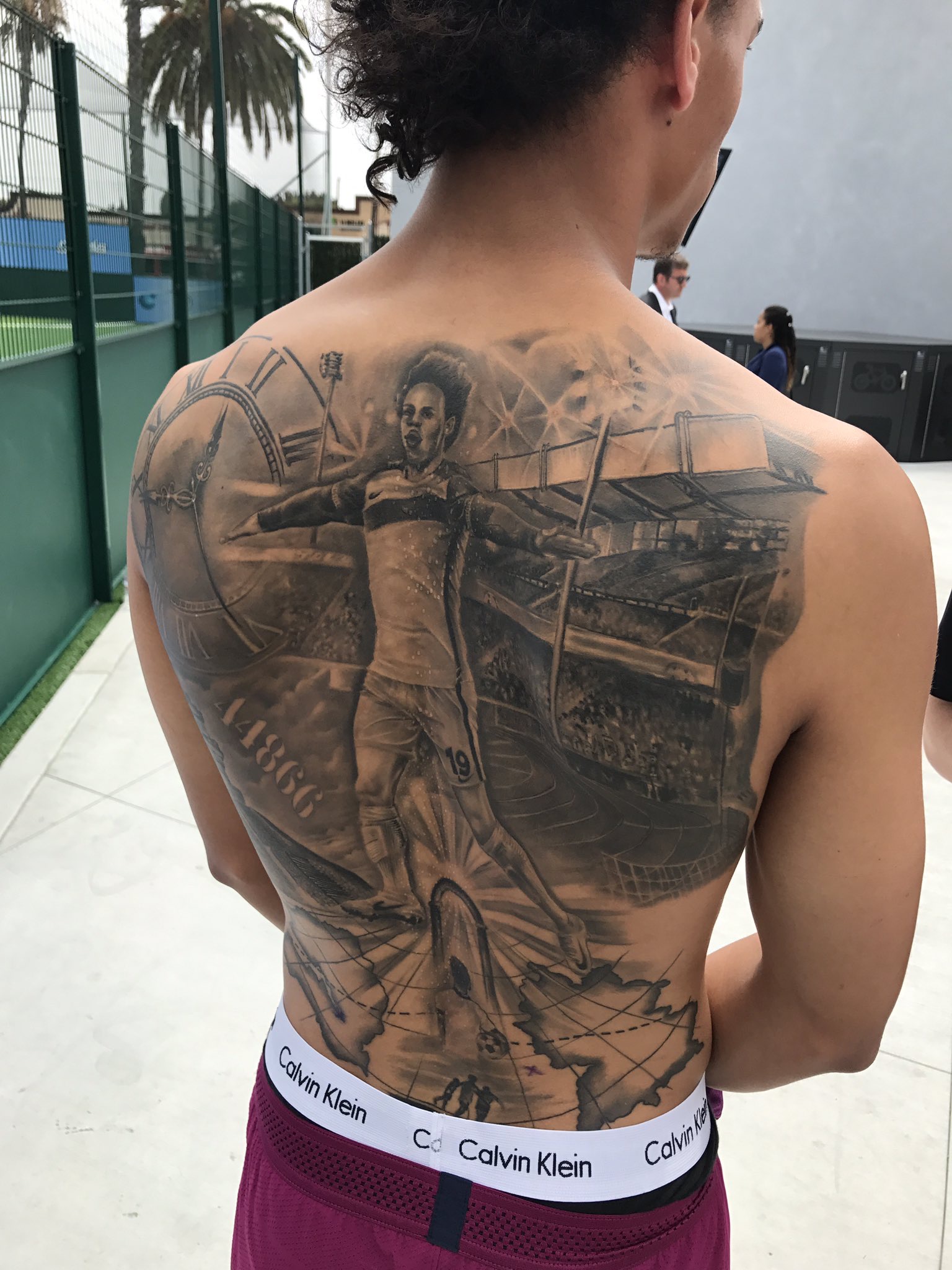 悲報 ドイツ代表fwサネさん 背中の巨大なタトゥーを後悔ｗｗｗｗｗ サカサカ10 サッカーまとめ速報