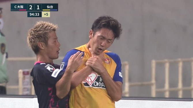 悲報 柿谷曜一朗さん 相手選手の首を絞めるwwww サカサカ10 サッカーまとめ速報 悲報 柿谷曜一朗さん 相手選手の首を絞めるwwww サカサカ10 サッカーまとめ速報