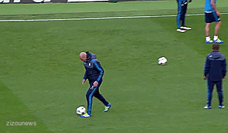 Gif ジネディーヌ ジダンとかいう世界一かっこいいハゲ サカサカ10 サッカーまとめ速報 Gif ジネディーヌ ジダンとかいう世界一かっこいいハゲ サカサカ10 サッカーまとめ速報