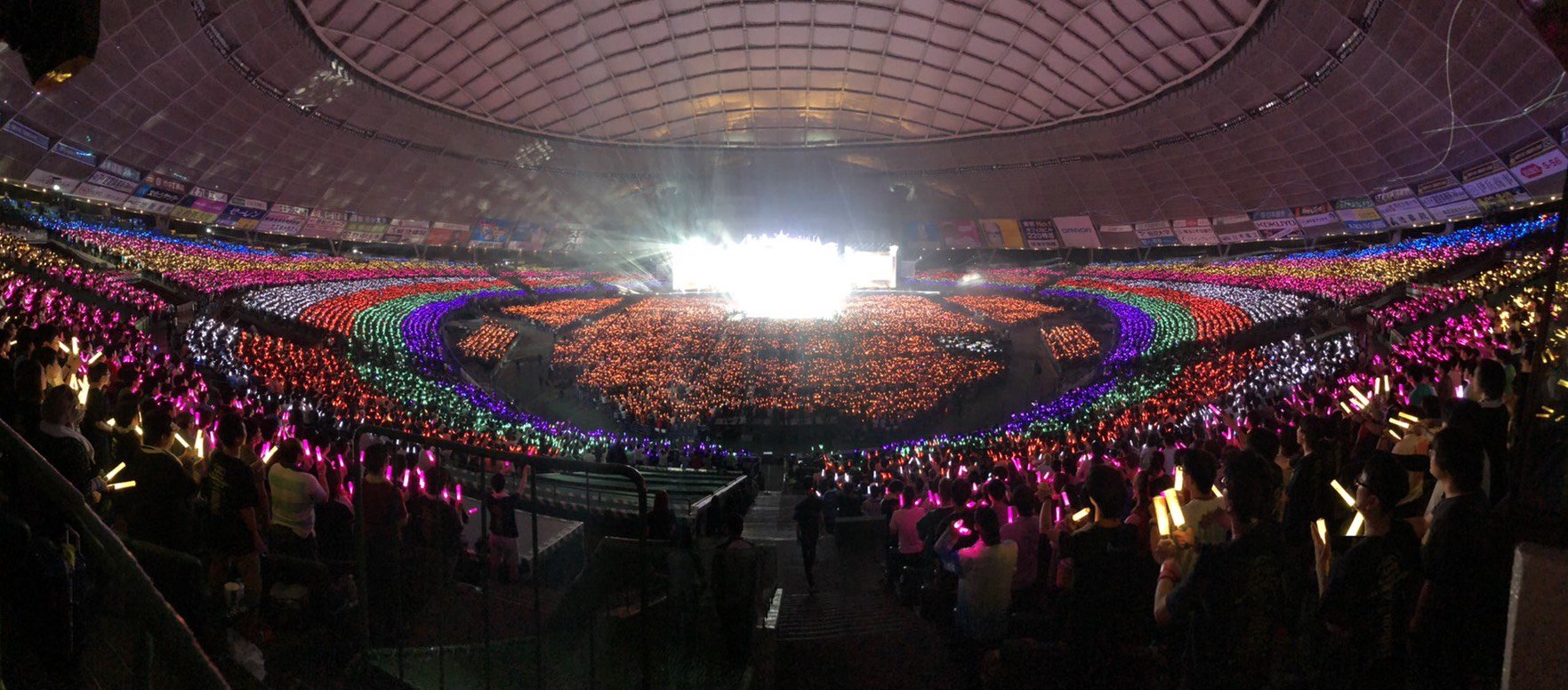 西武ドームがレインボーのサイリウムに ラブライブサンシャインの団結力が凄い 乃木坂46箱推し 西武ドームがレインボーのサイリウムに ラブライブサンシャインの団結力が凄い 乃木坂46箱推し