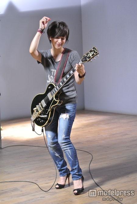 女がエレキギター弾いてる画像に萌える まとめちゃん