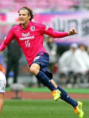 Cerezo-Osaka-2014-Mizuno-first-kit-Diego-Forlan