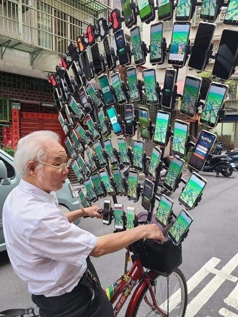 例の台湾のポケモンGOおじさんのコレ、今にして思えばこんなに端末持って何がしたかったのか理解不能