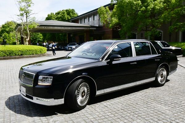 祝賀パレード オープンカーはトヨタの高級車を改造したセンチュリー3代目 自動車ニュース速報