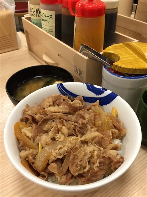 久しぶりに松屋で牛丼食おうと店に向かった結果wwwww