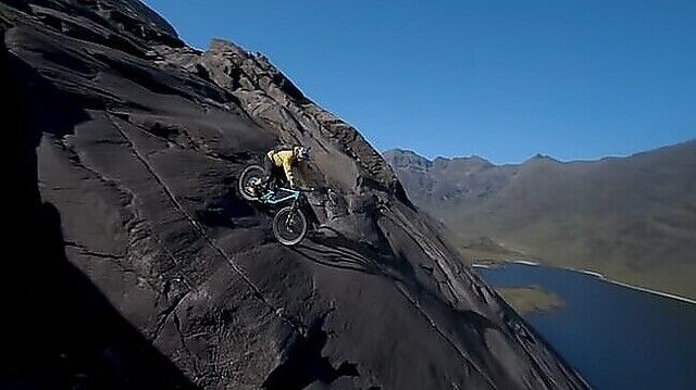 【動画】 マウンテンバイクで急斜面の山を駆け下りる驚きの挑戦ｗ！！