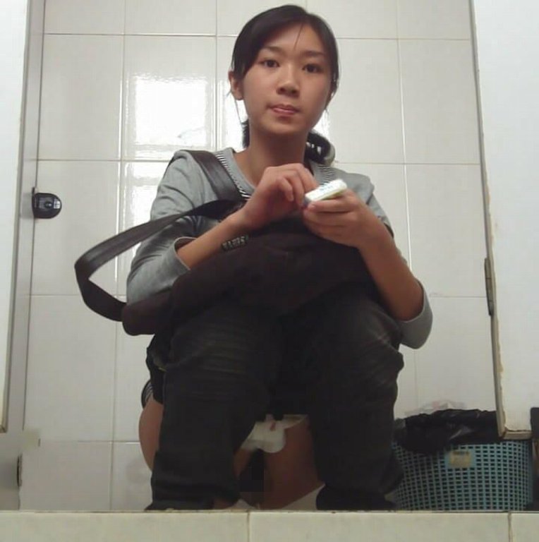 【トイレ盗撮】中国人女子がトイレ中に盗撮カメラと目が合うｗｗｗｗｗｗｗｗ(画像あり)