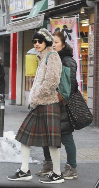 芸能 能年玲奈さん ダンボール製の織り機で織物に挑戦 まとめハロプロnews