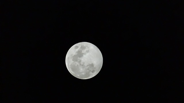 moon-312799_960_720