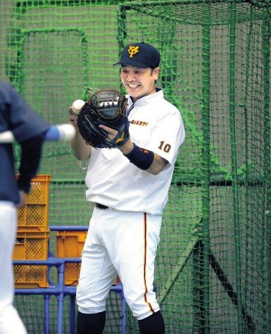 阿部、笑顔で捕手始動!