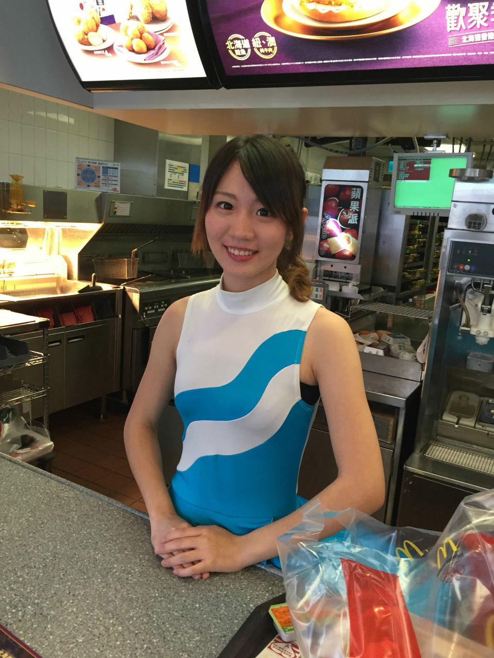 マクドナルドの店員がセクシーな姿で接客 この娘達の歯ならいくらでもいけるわｗｗｗｗｗ ぐるめーと 2ｃｈまとめ