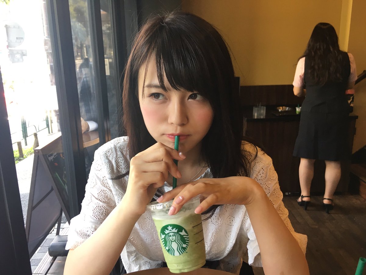 ミス東京女子大候補の疋田有祐美さん ミス青学候補の井口綾子さんのコーヒーをこぼすのを真似る 画像あり 色々なニュース速報