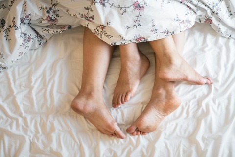 adults-barefoot-bed-1246960-2