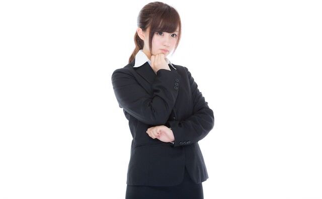 考え込む