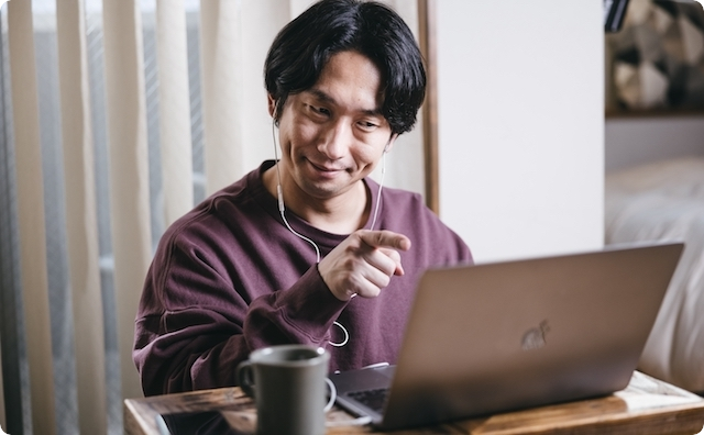 パソコンに向かう男性