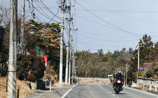 バイクで山道をゆっくり走っていたらスポーツカーに当て逃げされて崖から転落。そこで2日間過ごすことになって…