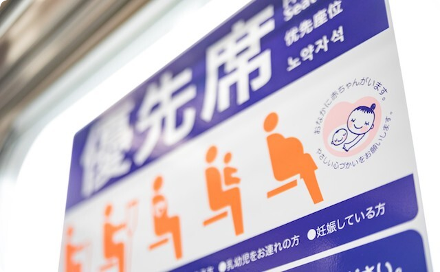 明らかに見た目で優先座席必要な人に対して、電車内の人たちの対応が冷たすぎて衝撃を受けた・・・