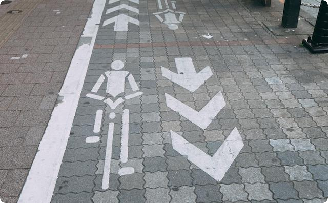 歩道を歩いてたら自転車に後ろからぶつかられた。「これ交通事故だよ。警察呼ぶから」と通報したら・・・