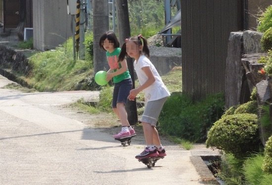 Jボードに乗る子供