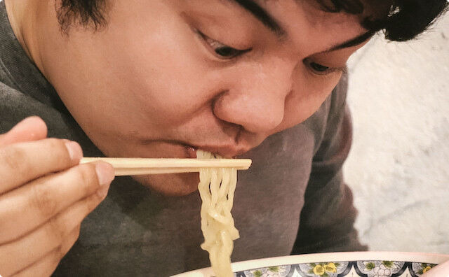 たまに1人分の食事作るのも大人数の食事作るのも一緒って思ってる人いるよね。義父と義弟に袋ラーメン7人前作れって言われてさぁ…