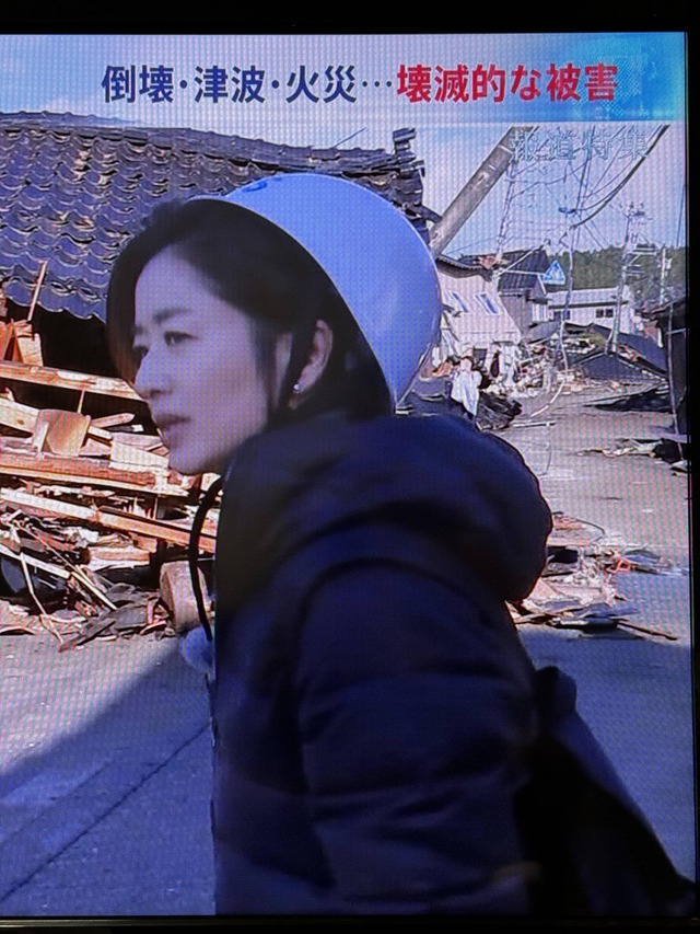 【身だしなみチェック】女子アナウンサーさん、被災地でのヘルメット被り方がおかしいと炎上！【画像】