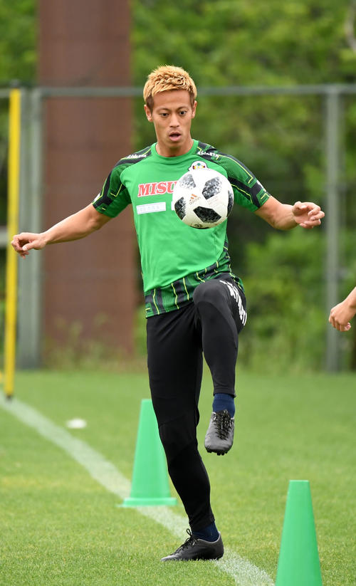 画像 本田圭佑 緑の練習着に身を包み東京ヴェルディの練習に参加 フットバル
