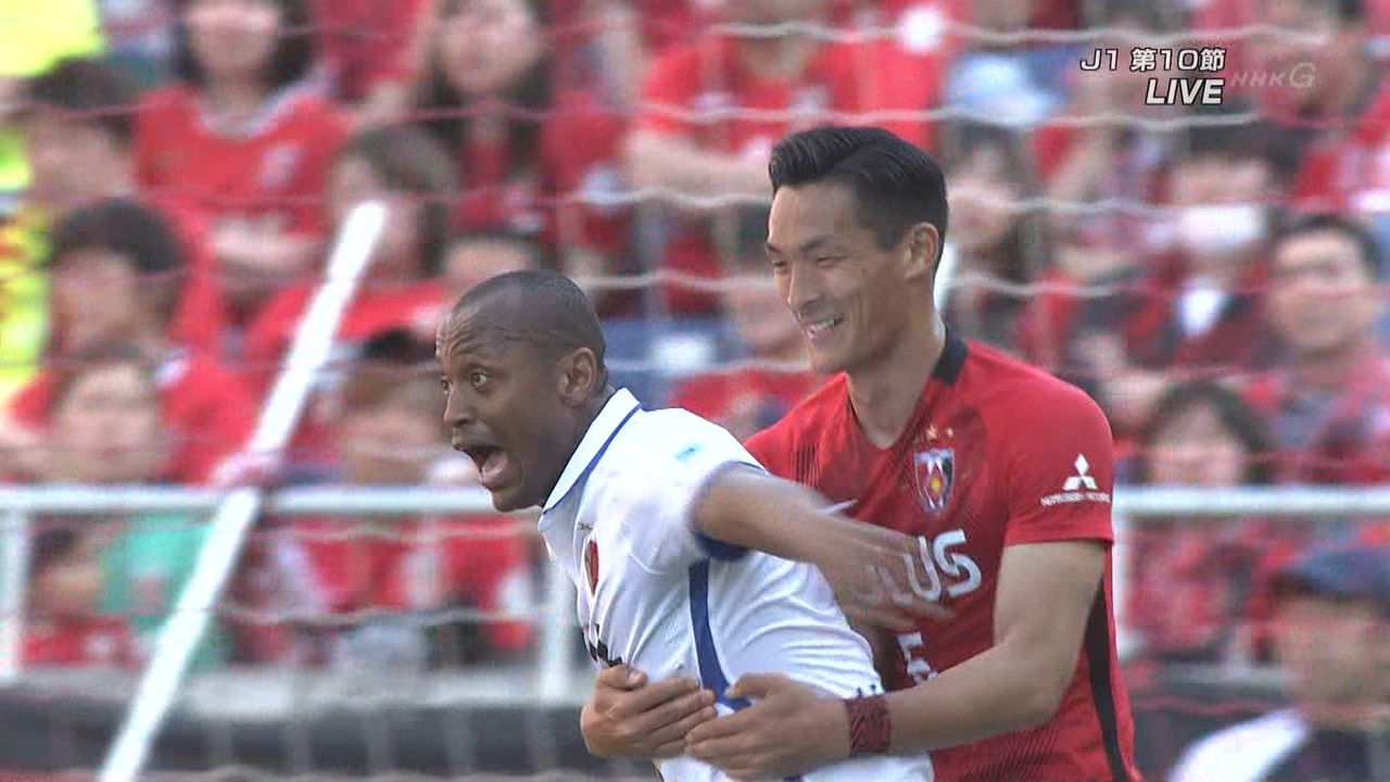 画像 判定に抗議する鹿島 レオシルバを笑顔で抱きしめる浦和 槙野www フットバル