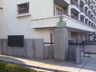 マツキヨ創業者の銅像 松戸を写ウォーク