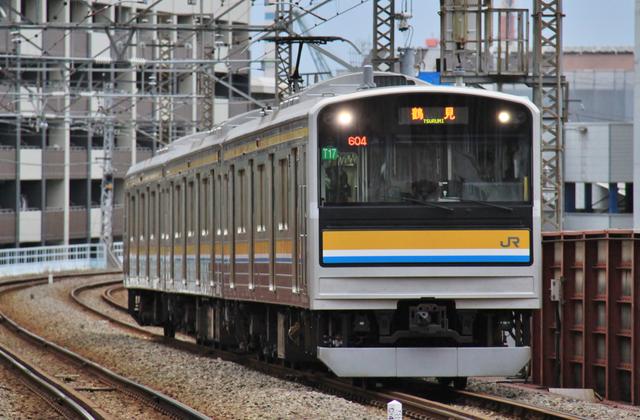 鶴見線の5系 都会の中のローカル線は工場勤務の通勤路線 まつもとあずさ が3番線にまいります 鶴見線の5系 都会の中のローカル線は工場勤務の通勤路線 まつもとあずさ が3番線にまいります