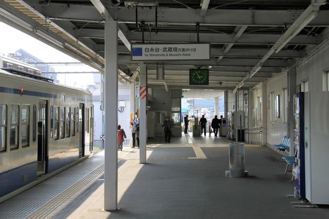 西武多摩川線 是政駅 実は東京競馬場公式にもある最寄り駅 まつもとあずさ が3番線にまいります