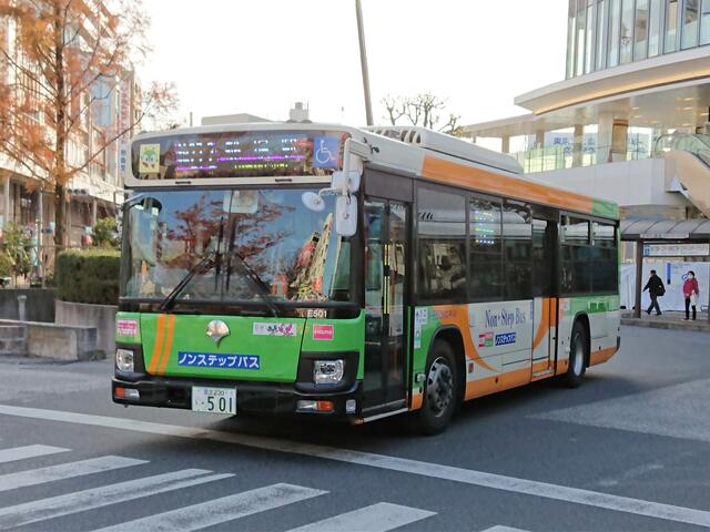 ジェイ バスの新車は マニア席 がないの まつもとあずさ が3番線にまいります ジェイ バスの新車は マニア席 がないの まつもとあずさ が3番線にまいります
